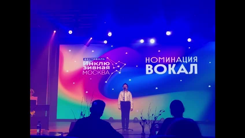 Алёша Гугнин поёт на сцене